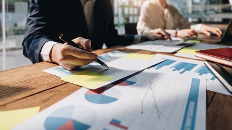 Google Ads AI Max güncellemesini inceleyen reklamveren — grafik ve raporlar üzerinde çalışan el